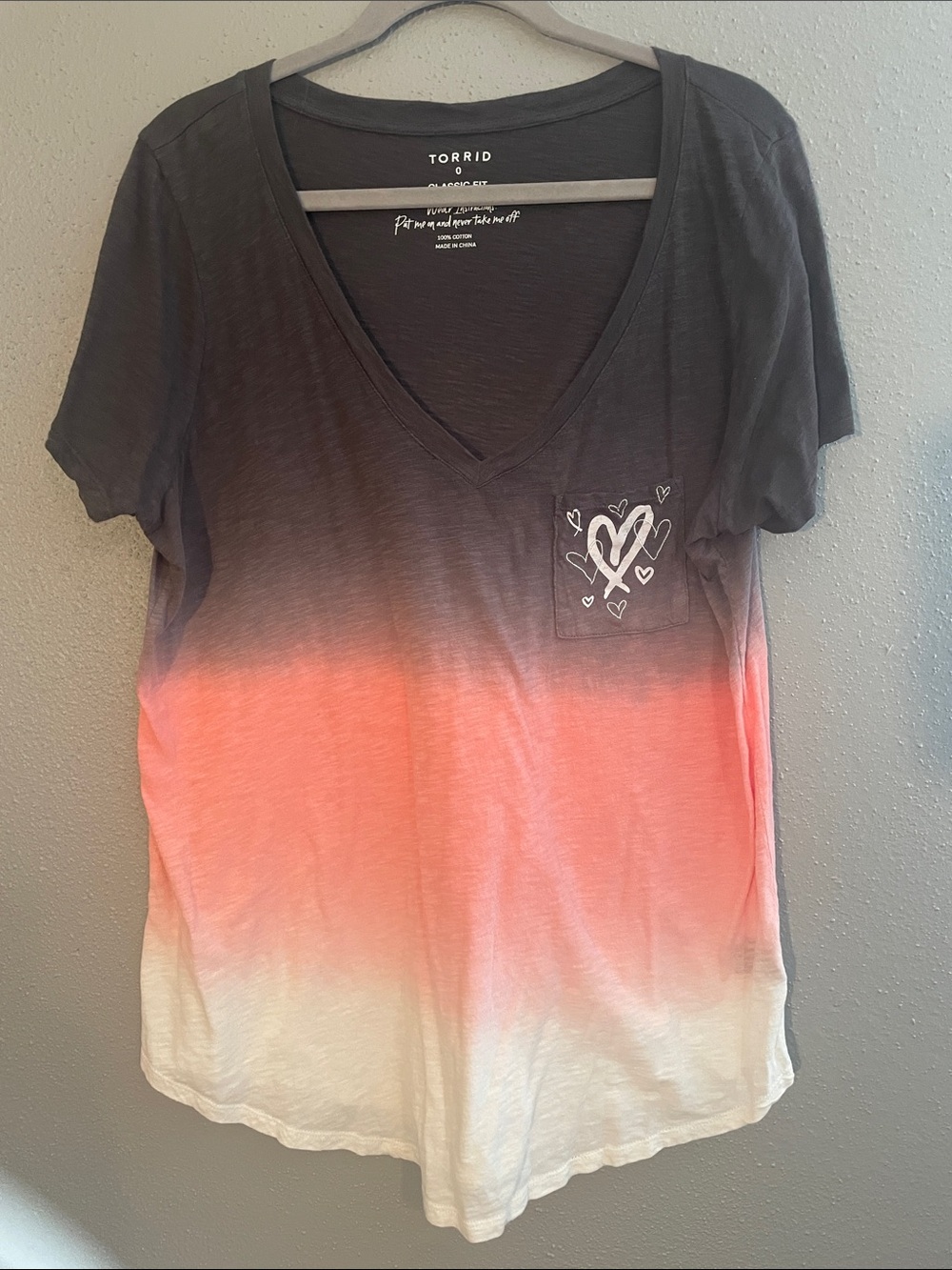 torrid Ombre V-Neck Tee in Charcoal, Coral & Cream with Heart Pocket Torrid Sz 0